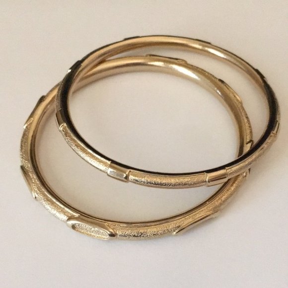 Pair of golden Bangles - Picture 5 of 7